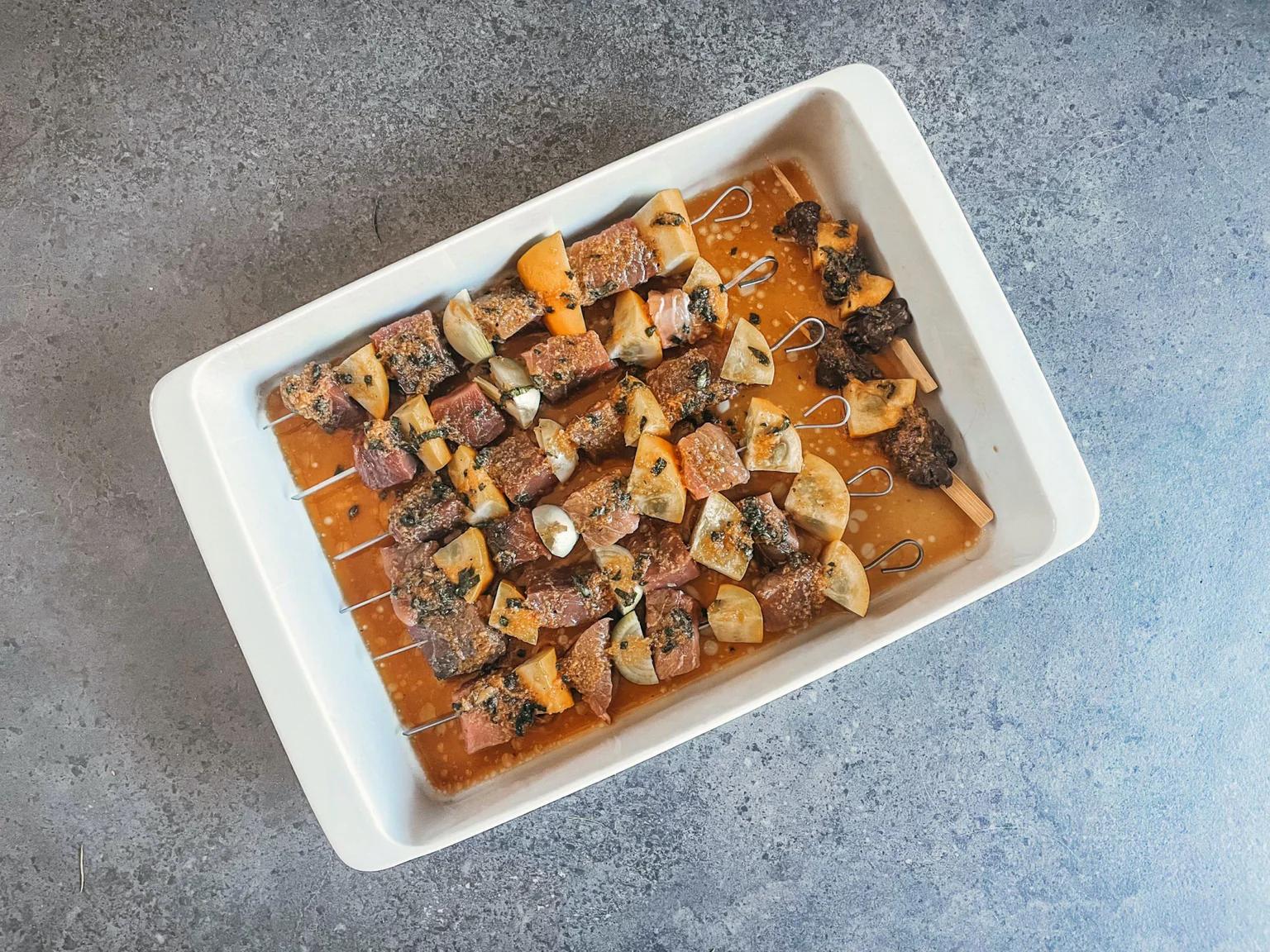 Une recette conviviale de brochettes de thon rouge, à cuire au four ou au barbecue !