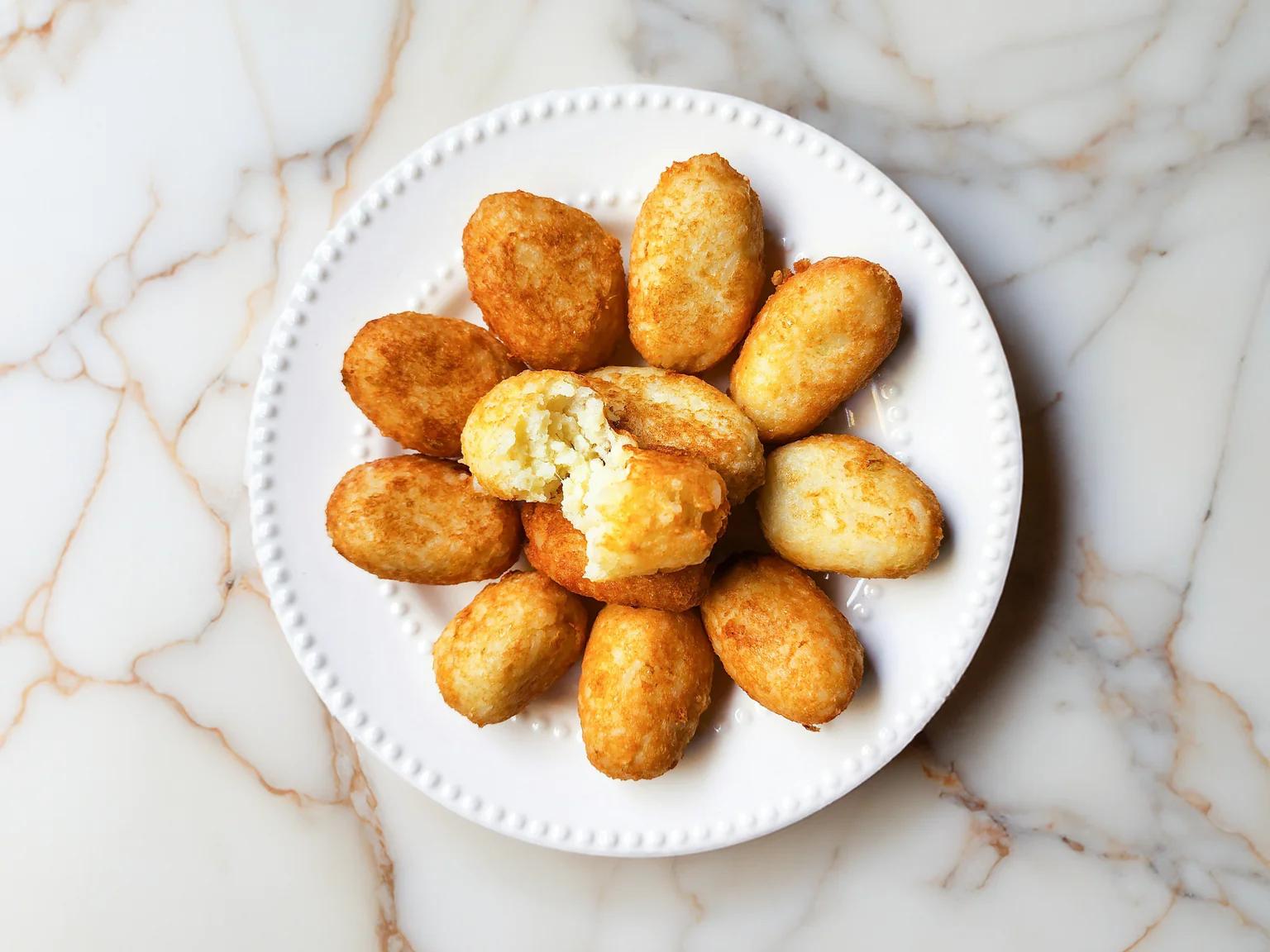 On vous livre notre recette de vacances préférées : les beignets de congre façon acras. Très gourmand. 