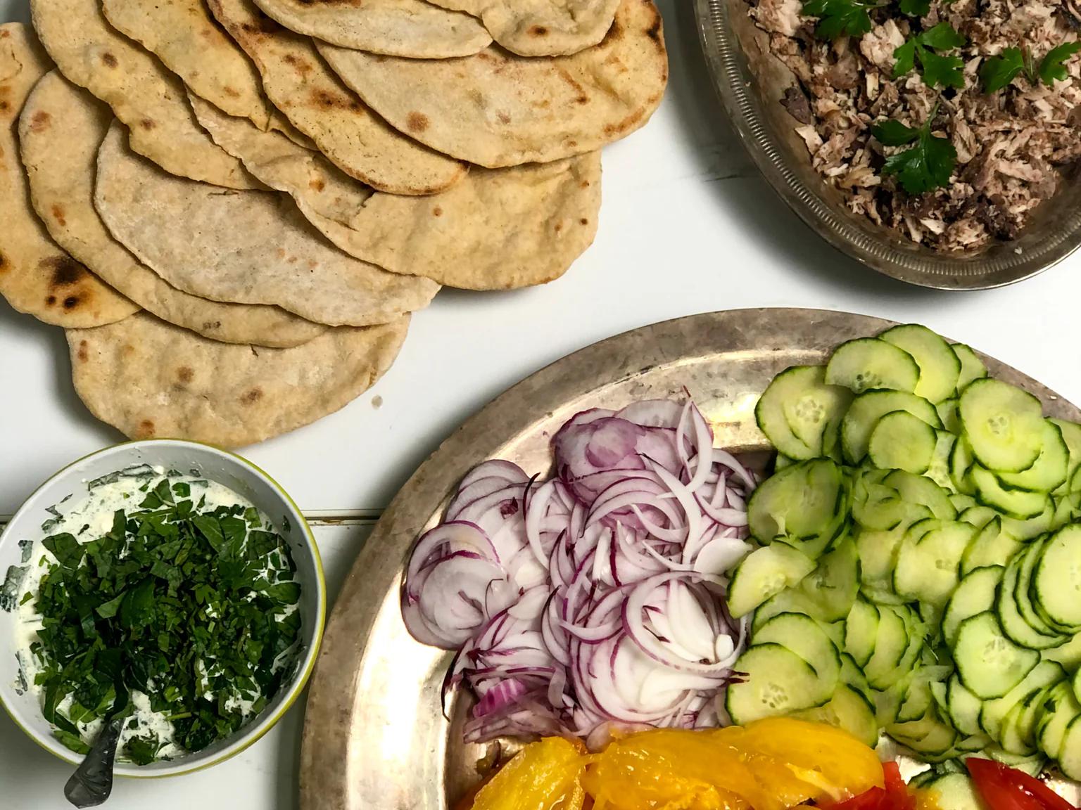 Le kebab de thon : une préparation délicieuse et un festin à composer selon vos goûts.