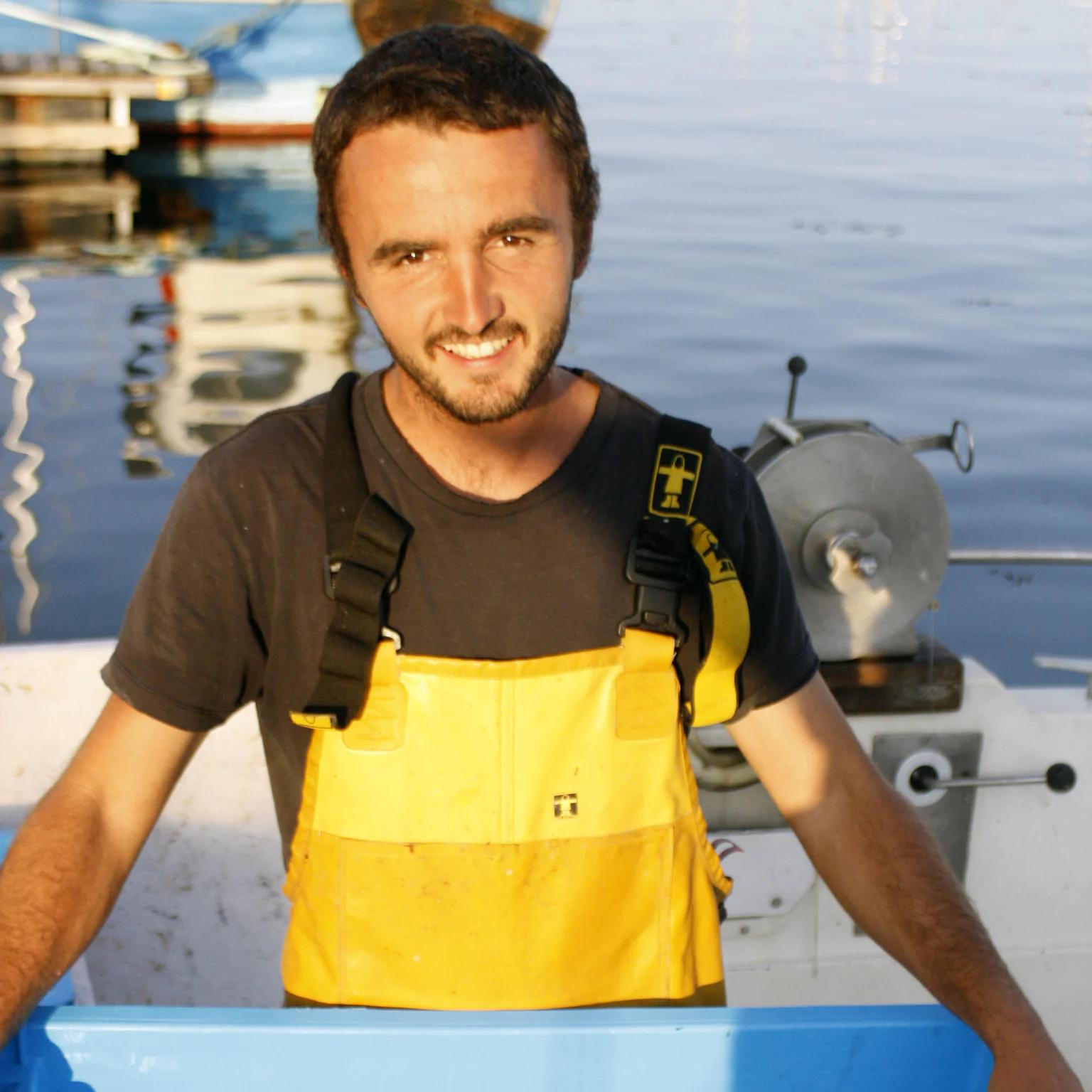 Aujourd’hui, installé à Tréboul, un des ports de Douarnenez, il est revenu là où il a grandi et appris à pêcher.