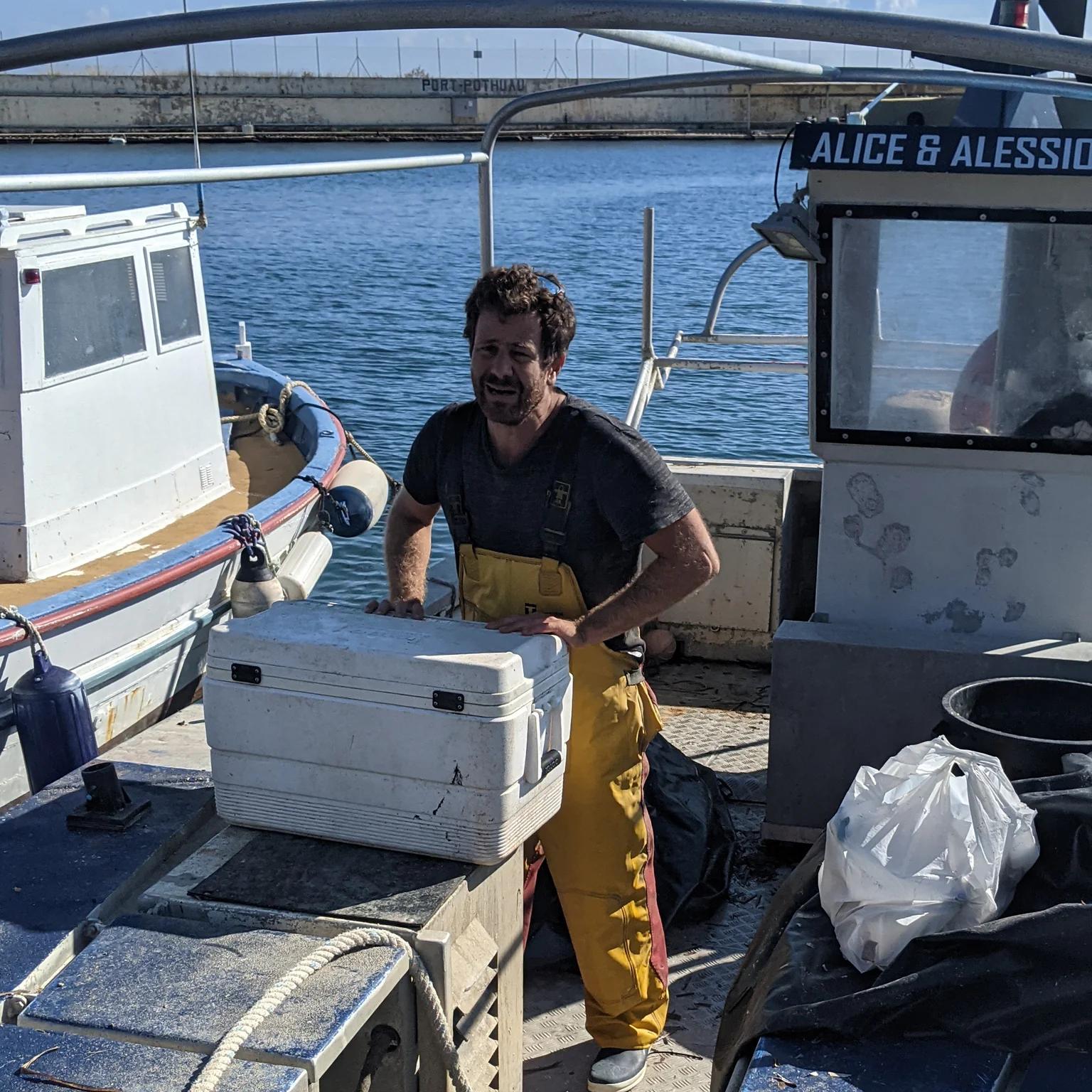 Benoît a une trajectoire singulière : ancien ingénieur halieute, il a troqué son bureau pour la vie de marin-pêcheur