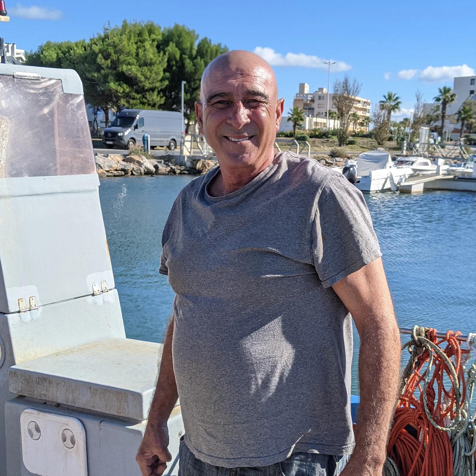 Antoine Rodrigues, pêcheur au Barcarès depuis des générations, évolue vers des techniques douces.